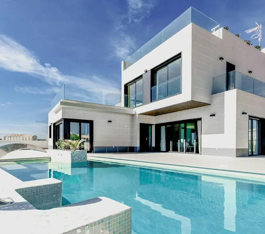 Villa residenziale moderna con grandi vetrate e giardino curato