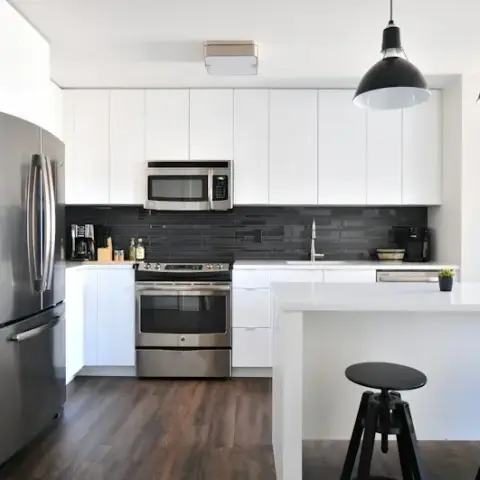 Interno residenziale luminoso con cucina e zona giorno